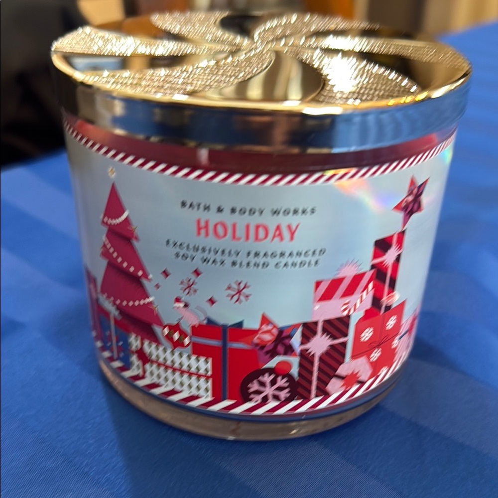 Bath & Body Works Holiday Candle - Red